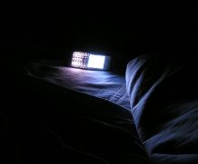 Нужно ли выключать смартфон на ночь